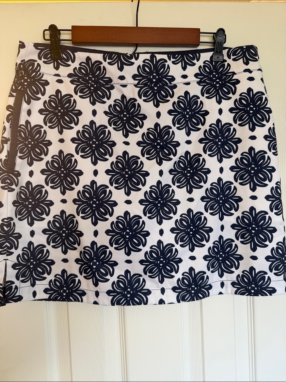 Vineyard Vines White Mini Skirt with Navy Floral Motif